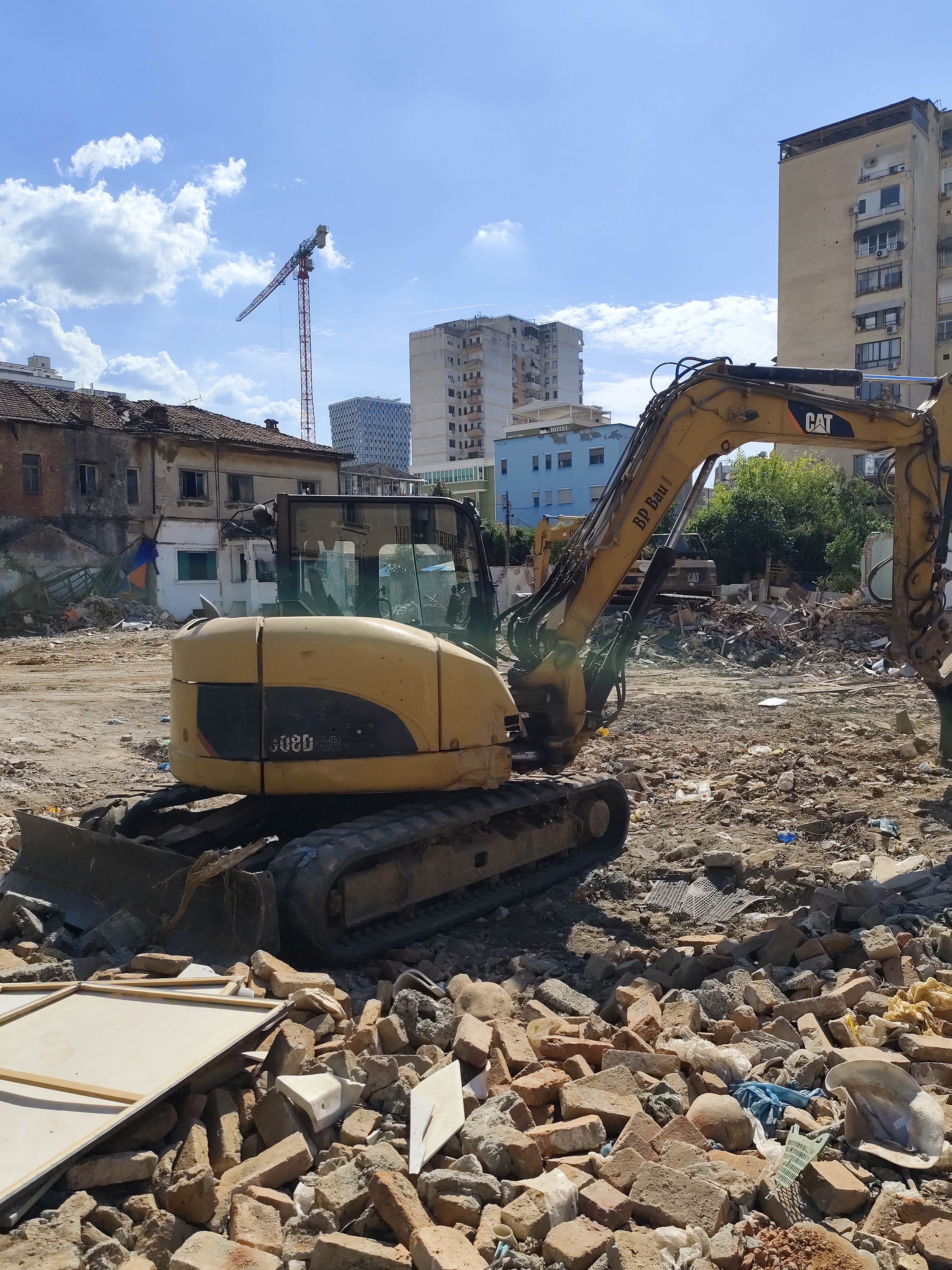 Godinë Banimi dhe Shërbimesh 2 dhe 9 Kate, Rr. e Saraçëve, Tiranë — Sept. 18, 2026